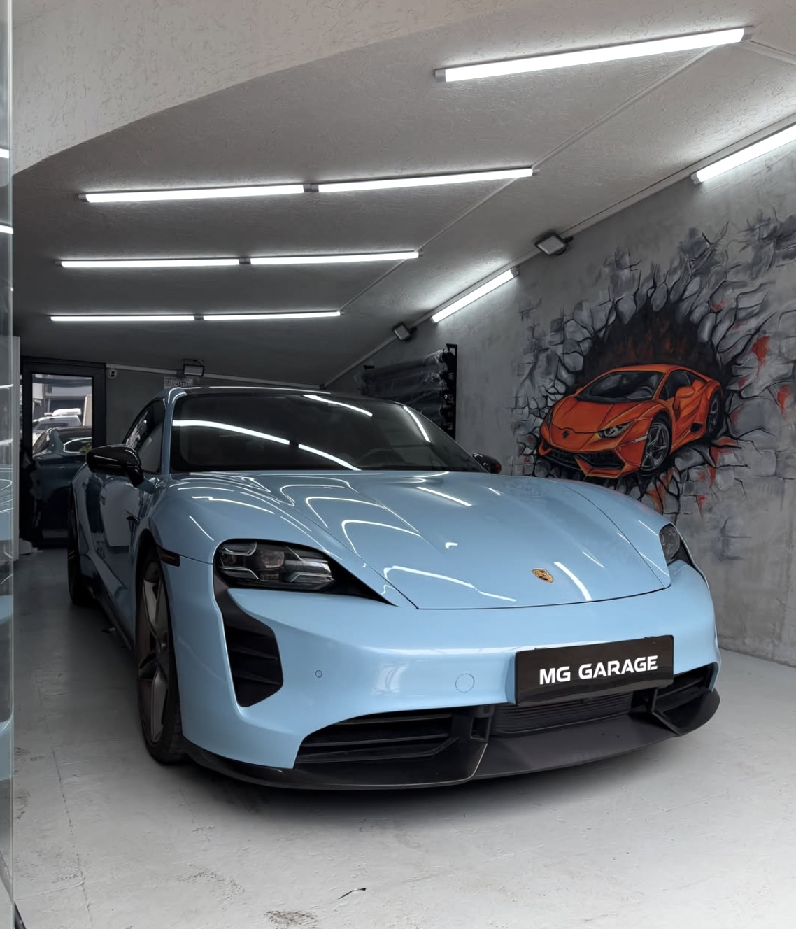 MG Garage atölyesinde yüzey uygulaması tamamlanan Porsche Taycan