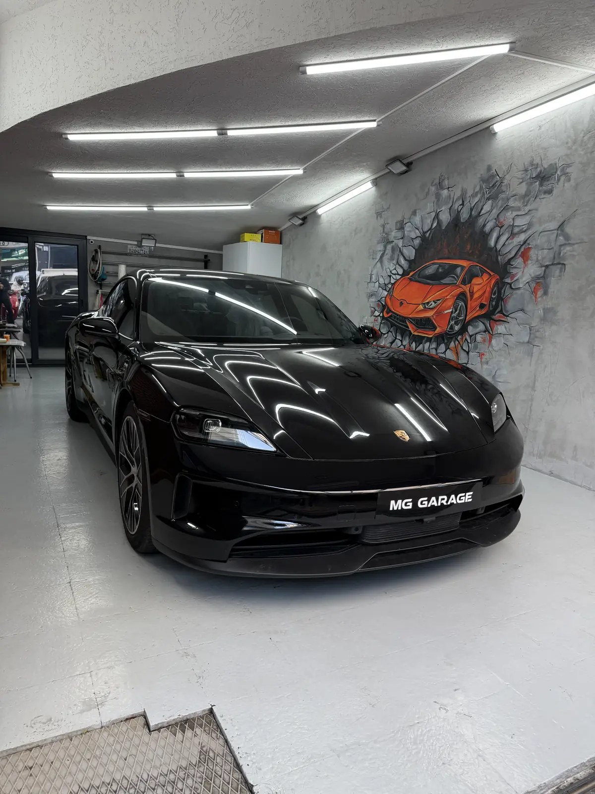 Maslak MG Garage atölyesinde siyah Porsche Taycan yüzey uygulaması