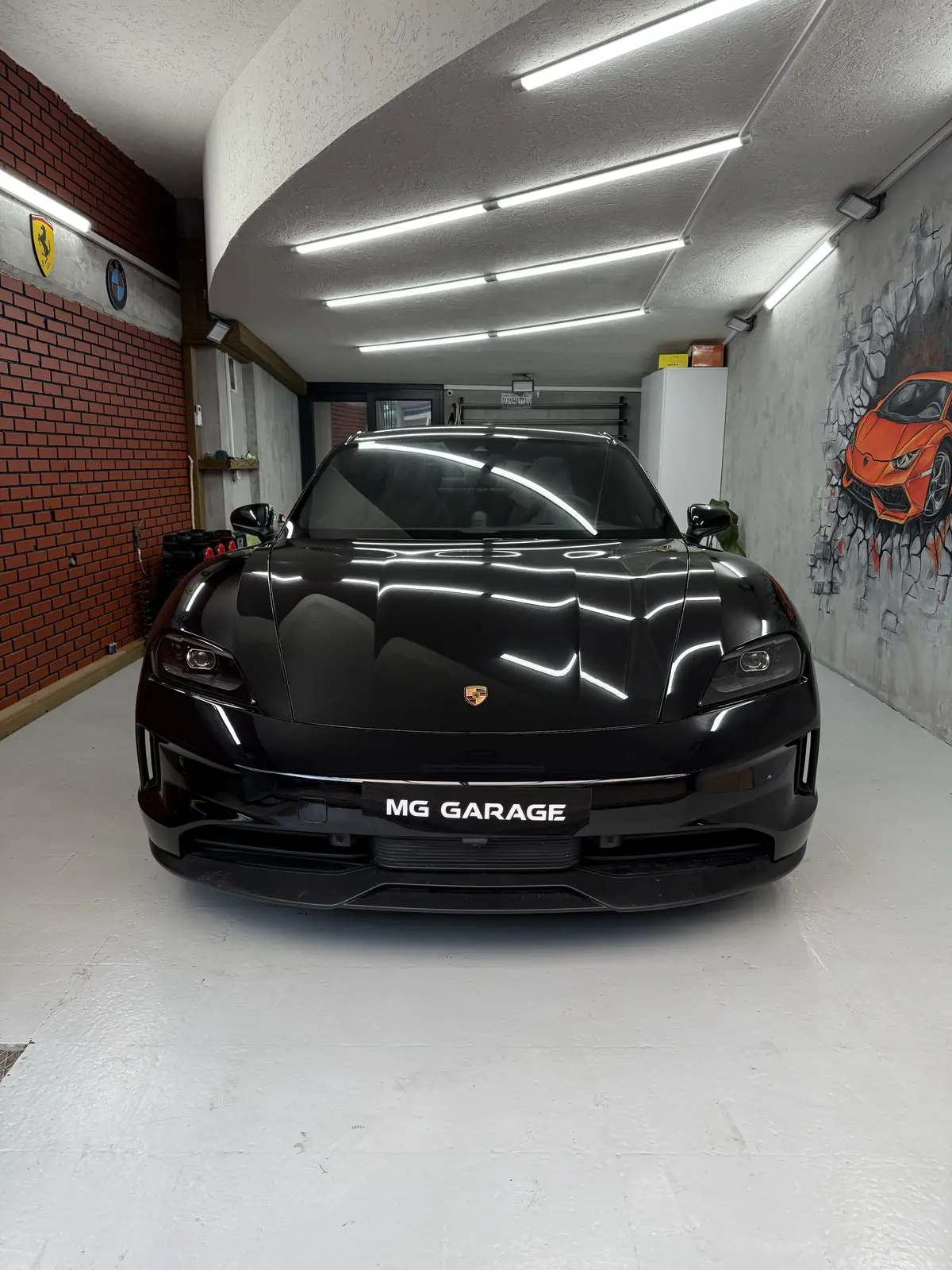 Maslak MG Garage atölyesinde siyah Porsche Taycan yüzey uygulaması